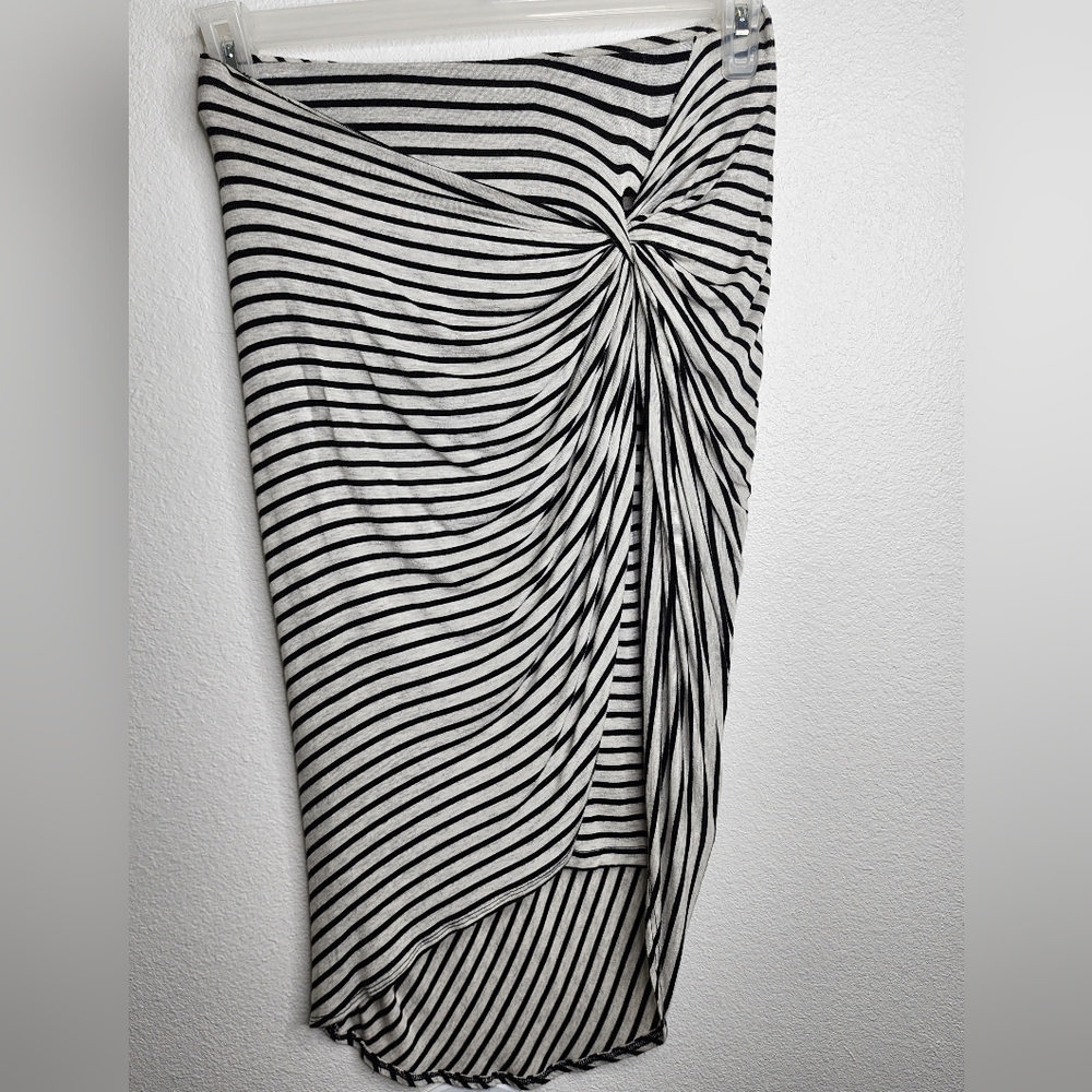 Pretty Skirt Black Grey Stripped Popular Basics Size Medium (Juniors)